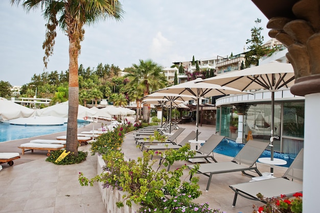 Swimmingpool mit Sonnenliegen am Morgen im mediterranen Sommerresorthotel in der Türkei Bodrum