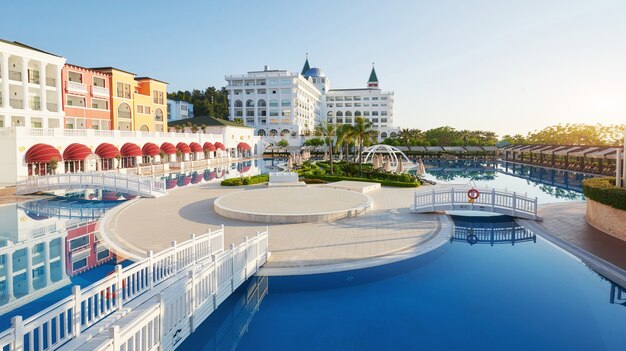 Swimmingpool und Strand des Luxushotels sowie Außenpools und ein Spa. Amara Dolce Vita Luxushotel. Resort. Tekirova-Kemer. Truthahn.