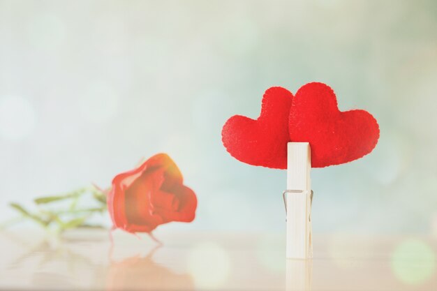 Symbol des Herzens ist ein Zeichen auf dem Hintergrund für Gelegenheiten und Valentinstagfeier