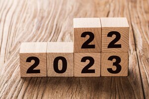 Symbolisieren den wechsel von 2022 zum neuen jahr 2023. 2023 frohes neues jahr konzept.