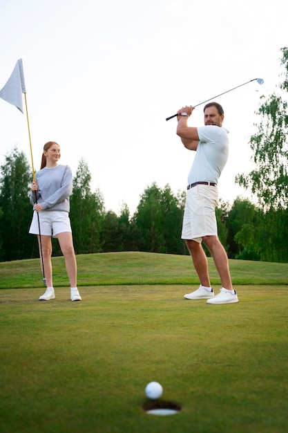 Kostenloses Foto szene mit freunden auf dem golfplatz