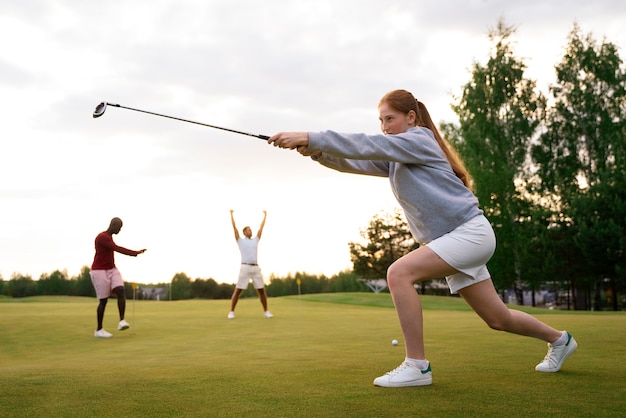 Szene mit Freunden auf dem Golfplatz