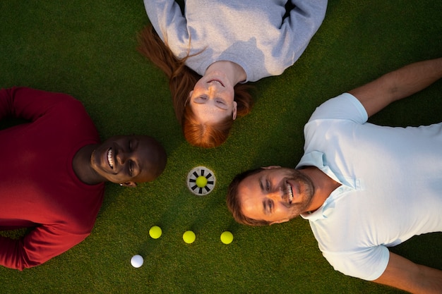 Kostenloses Foto szene mit freunden auf dem golfplatz