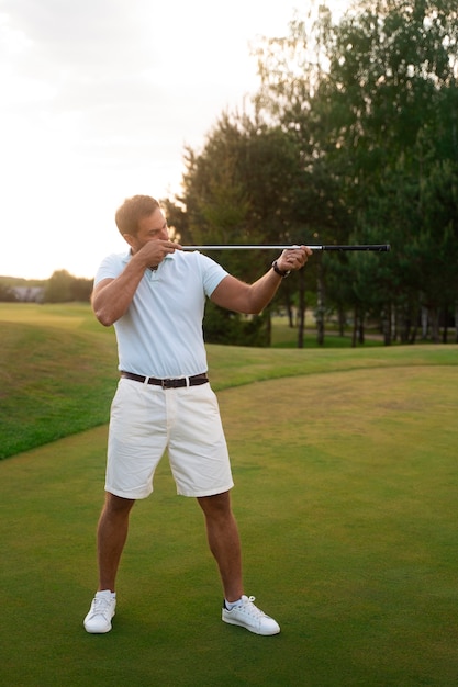 Kostenloses Foto szene mit mann auf dem golfplatz