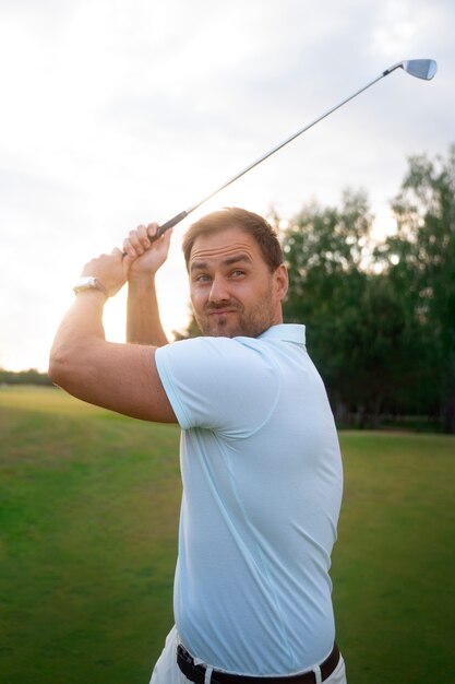 Szene mit Mann auf dem Golfplatz