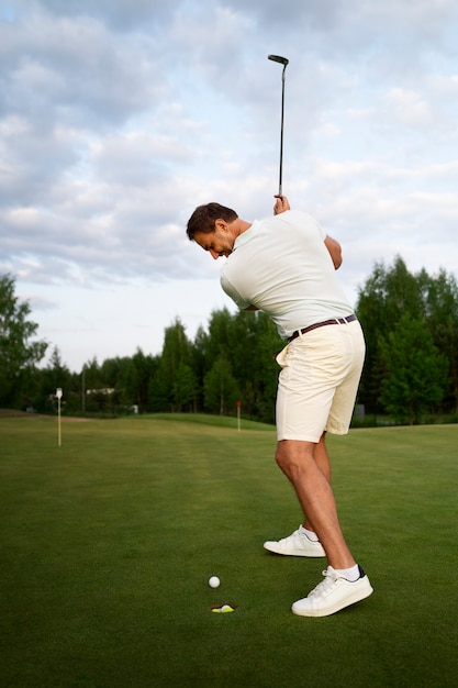 Szene mit Mann auf dem Golfplatz