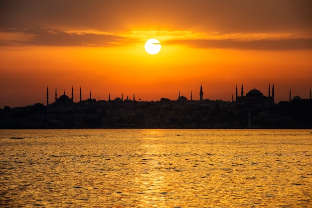 Szenisch von Sonnenaufgang über dem Ozean in Istanbul die Türkei