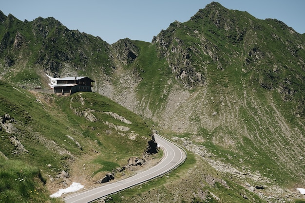 Szenische Ansicht der kurvenreichen Transfagaras-Bergstraße in den siebenbürgischen Alpen