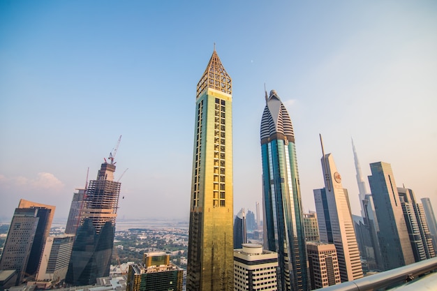 Szenische Luftaufnahme auf der Innenstadt von Dubai, Vereinigte Arabische Emirate mit Wolkenkratzern und Autobahnen. Bunter Reisehintergrund.