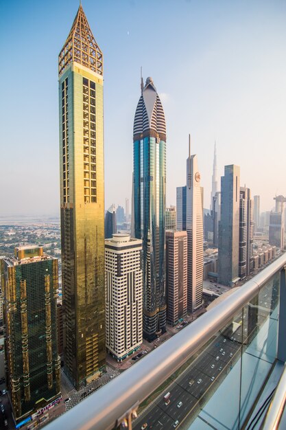 Szenische Luftaufnahme auf der Innenstadt von Dubai, Vereinigte Arabische Emirate mit Wolkenkratzern und Autobahnen. Bunter Reisehintergrund.