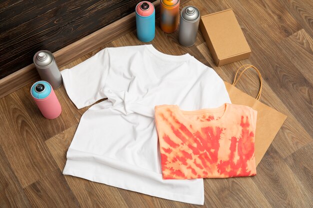 T-Shirt-Gemälde-Stillleben von oben