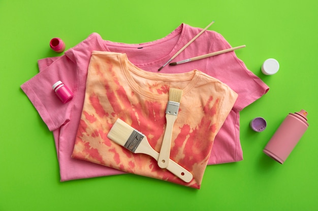 T-Shirt-Gemälde-Stillleben von oben