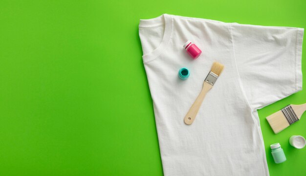 T-Shirt-Gemälde-Stillleben von oben