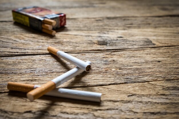 Tabak in der Zigarette, auf einem Holztisch liegen.