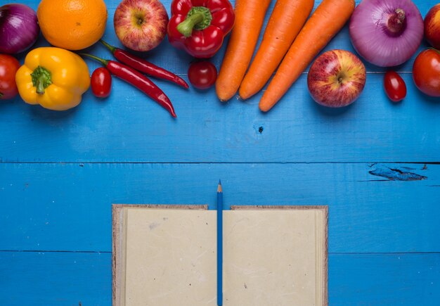 Tabelle mit Gemüse und einem Notebook