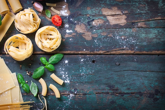 Tabelle mit italienischen Pasta und aromatischen Kräutern