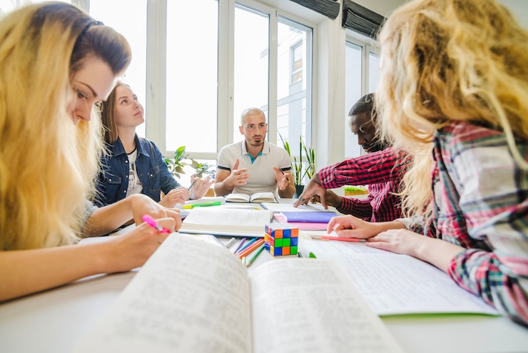 Kostenlose Foto tabelle mit studenten, die an projekt arbeiten