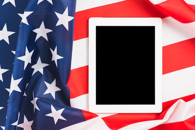 Kostenloses Foto tablet auf us-flagge ausgeschaltet