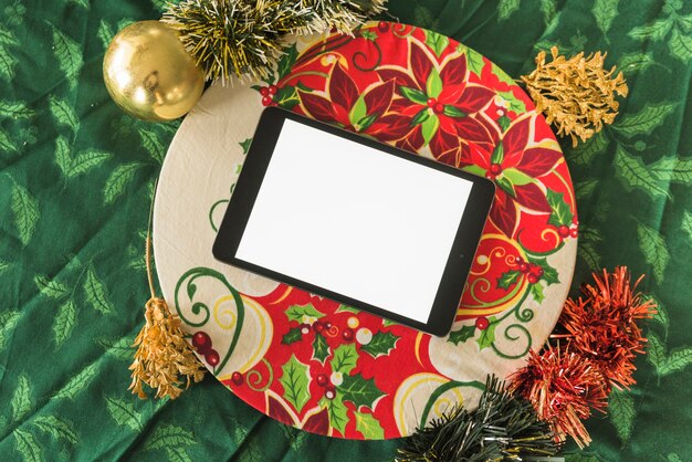 Tablet mit Weihnachtsbaum Ästen