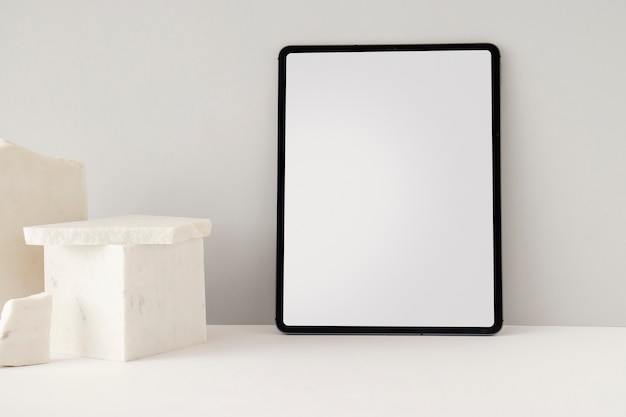 Tablet und Felsen minimale Anzeige