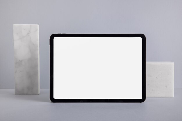 Tablet- und Felsenanordnung