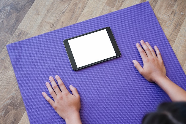 Kostenloses Foto tablet-vorlage mit yoga-konzept