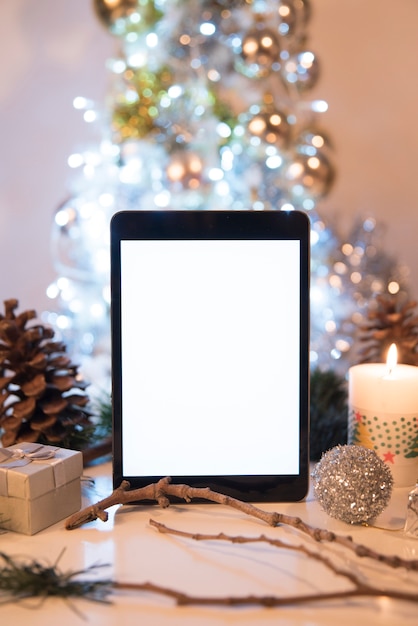 Tablet zwischen Weihnachtsschmuck