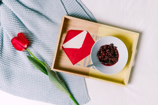 Tablett mit Beeren auf Teller und Umschlag