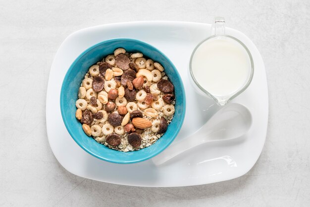 Tablett mit Milch und Müsli