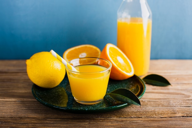 Tablett mit natürlichem Orangen- und Zitronensaft