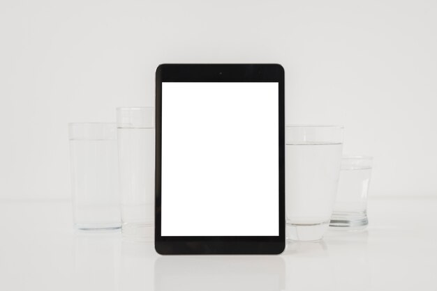 Tablette mit Gläsern Wasser