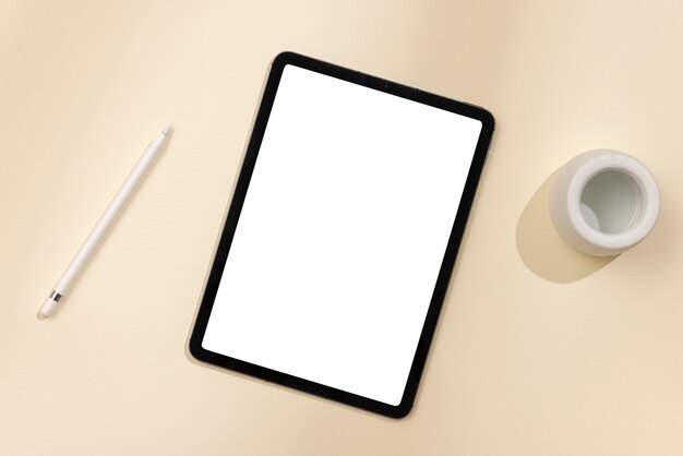 Tablette und Keramiktopf von oben