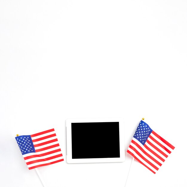 Tablette zwischen amerikanischen Flaggen platziert