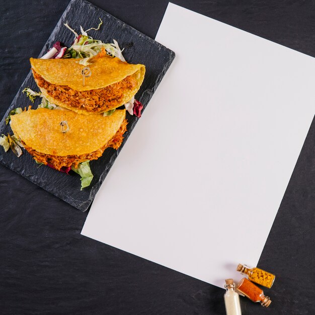 Kostenloses Foto tacos in der nähe von papierblatt