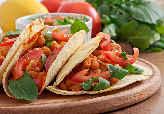 Kostenloses Foto tacos mit hähnchen und paprika