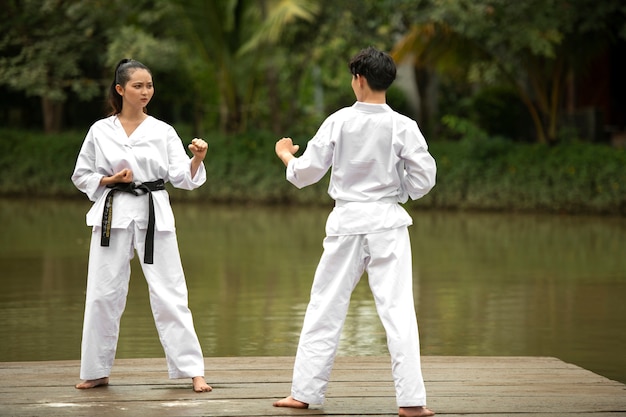 Kostenloses Foto taekwondo-training im freien in der natur mit zwei personen