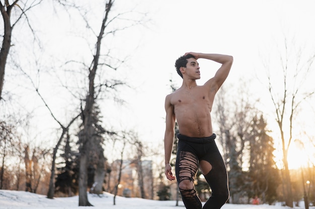 Kostenloses Foto tänzer des jungen mannes in eleganter ballettposition