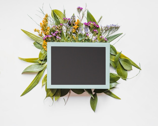 Kostenloses Foto tafel auf blättern und blumen