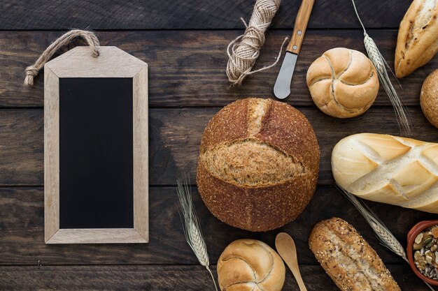 Tafel in der Nähe von Brötchen und Messern