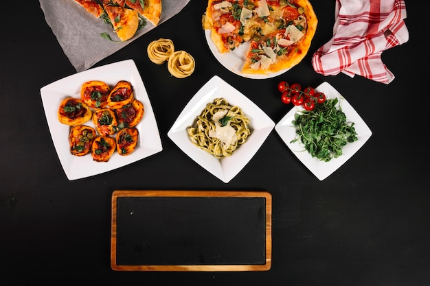 Tafel in der Nähe von italienischen Gerichten