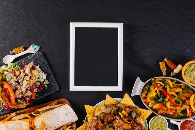 Tafel in der Nähe von netten mexikanischen Gerichten