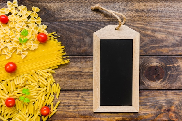 Tafel in der Nähe von Pasta Zutaten