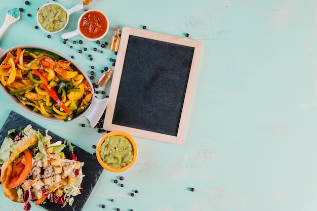 Tafel in der Nähe von Pfeffer und mexikanisches Essen