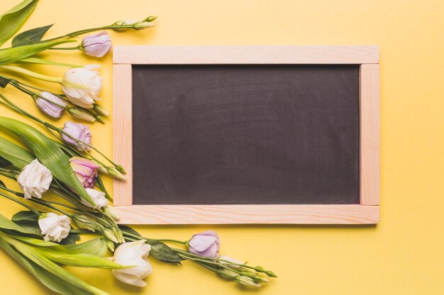 Tafel in der Nähe von Rosen