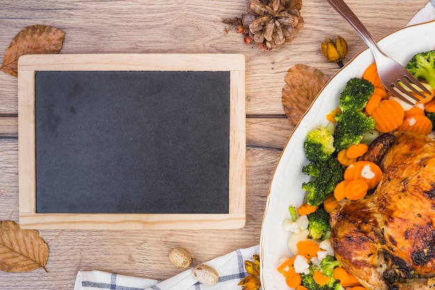 Kostenloses Foto tafel mit gebackenem huhn auf tabelle