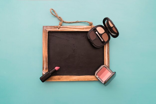 Tafel mit Make-up und Lippenstift
