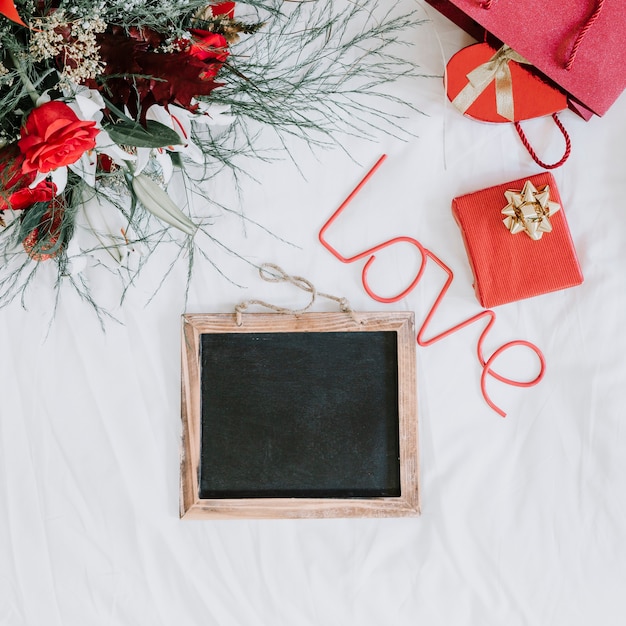 Kostenloses Foto tafel nahe liebesschreiben und geschenken