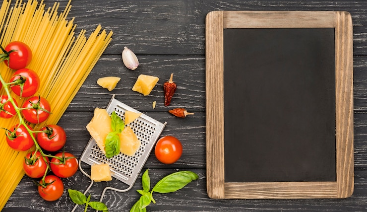Kostenlose Foto tafel neben zutaten für spaghetti