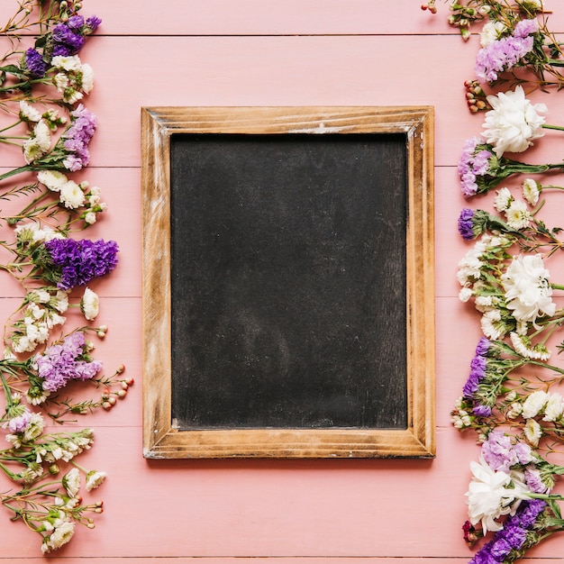 Tafel und kleine bunte Blumen