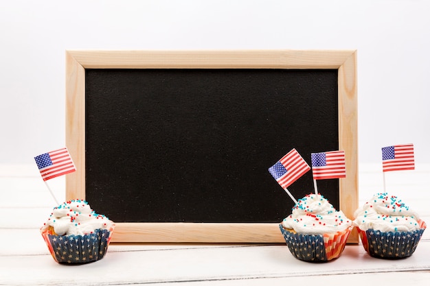 Kostenloses Foto tafel und kleiner kuchen mit amerikanischen flaggen